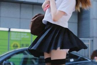 与Hyoyeon (김효연)同行，畅游其温柔写真合集中的美丽幻想.txt